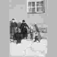 111-3458 Winter 1943 Wehlau neben dem Haus die Kinder Theophil.jpg